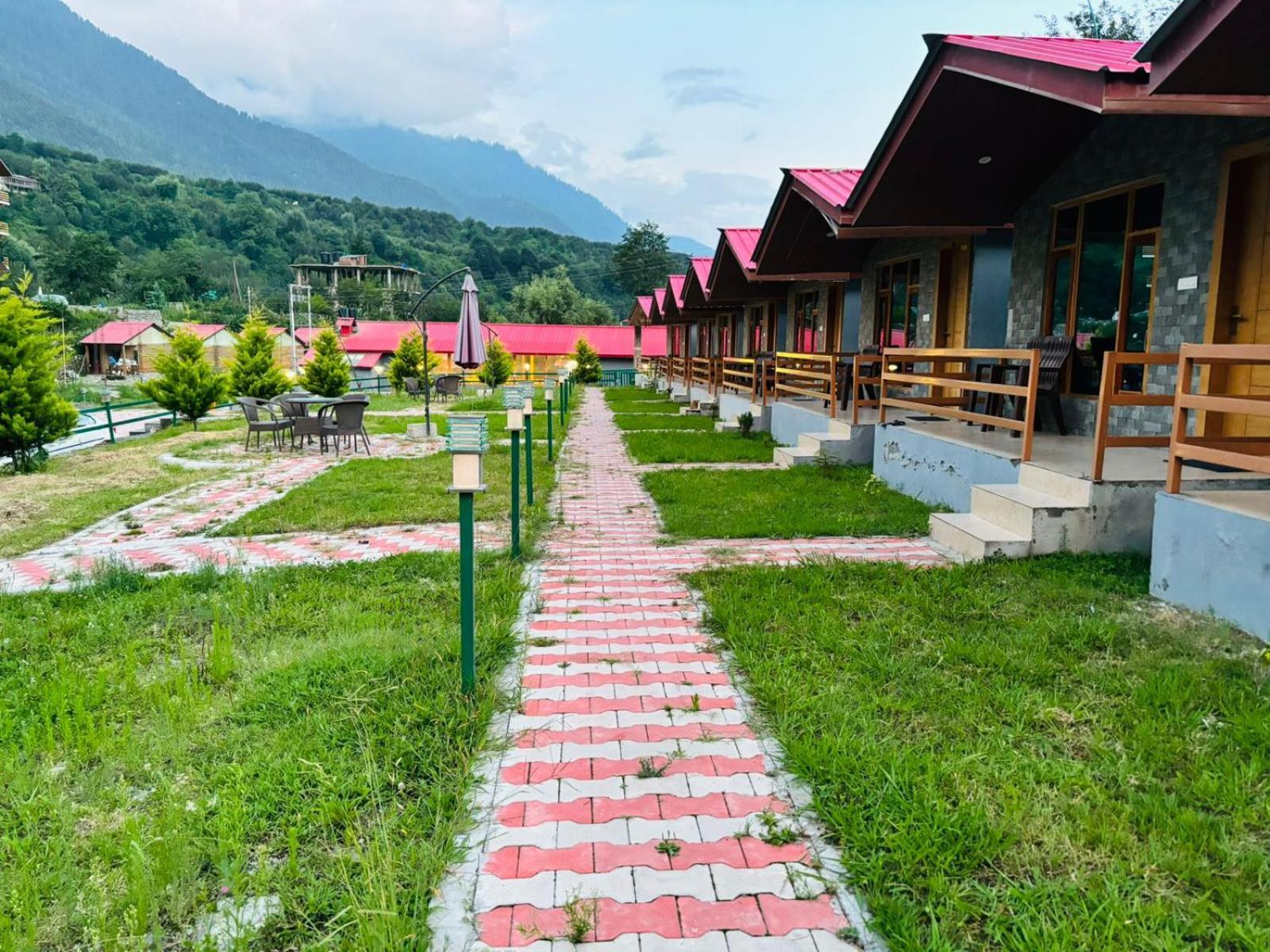 Shivalaya Retreat - A River Side Hotel