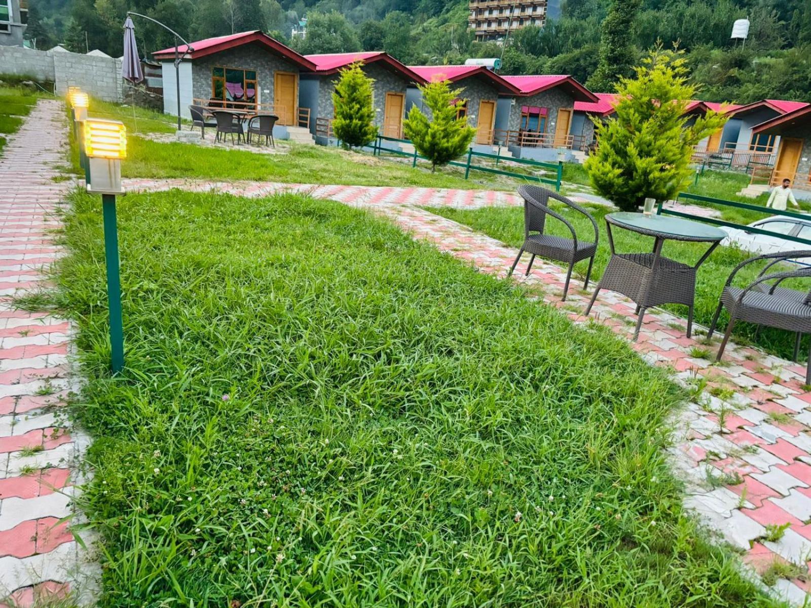 Shivalaya Retreat - A River Side 3*